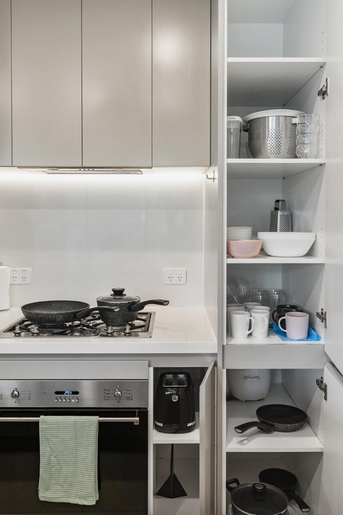 47op Elegant Parkview Abnb-style 2br Retreat With Free Parking Sydney